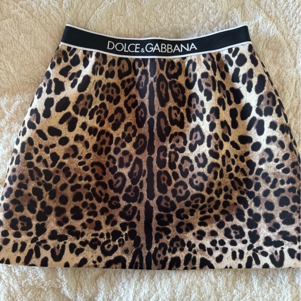 Dolce & Gabbana Logo leopard Mini skirt. Excellent condition  size 42.